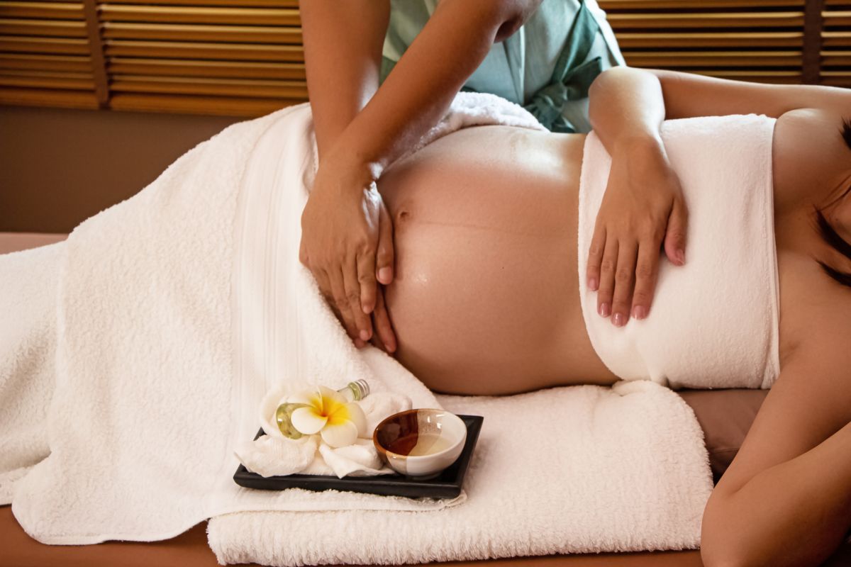 Massage relaxant pour femme enceinte, réalisé par une doula